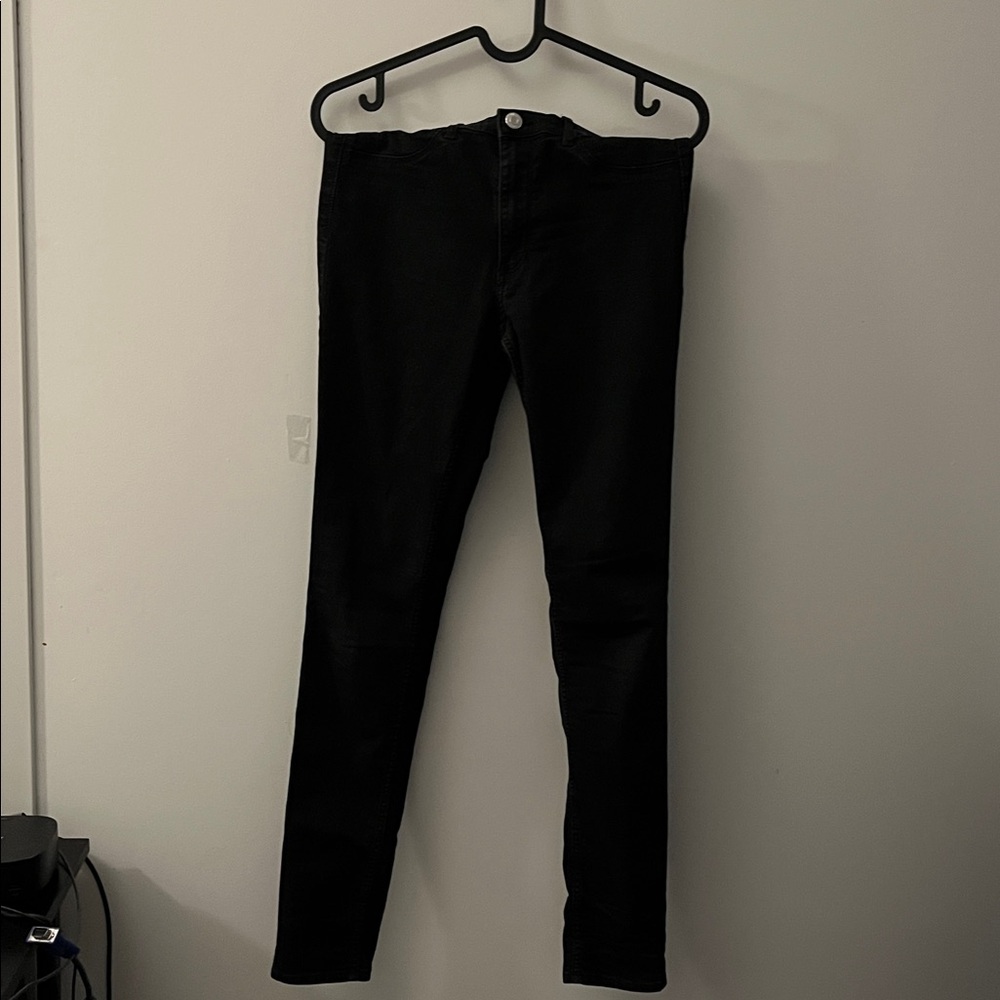 H& M Black Skinny Jegging
Material is thin.
